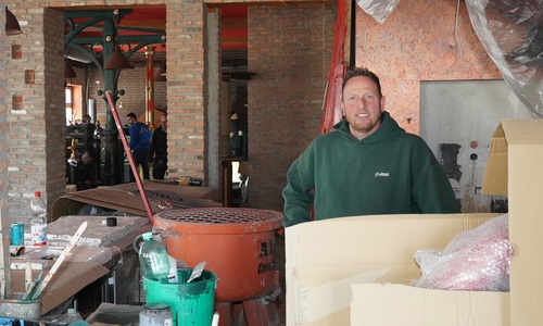 Jens Kluck hinter dem künftigen Tresen des Restaurants 