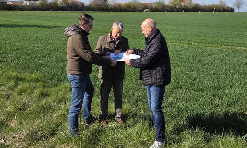 Stefan Fenner, Dr. Manfred Bormann und Ingo Geisler (alle CDU) im Bereich des künftigen Gewerbegebietes (v. li.).