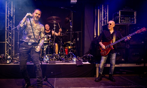 Pete Agnew (rechts) ist das letzte verbliebene Originalmitglied. Hinter dem Schlagzeug sitzt sein Sohn Lee.