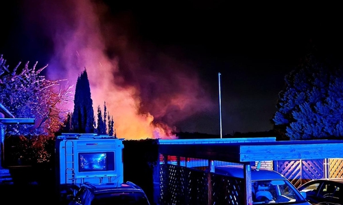 Der Feuerschein war weithin sichtbar.