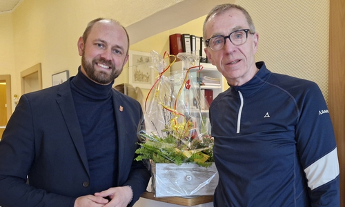Bürgermeister Malte Schneider (li.) gratuliert Dr. Detlev Ameis zur neuen Praxis in der Schützenbahn.