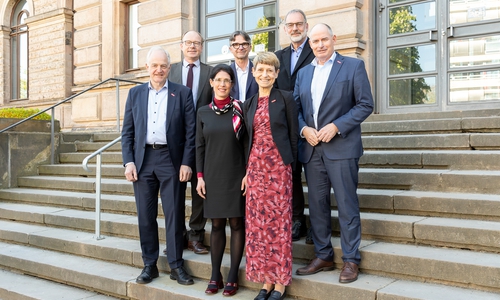 Das neue Präsidium (v.l.): Prof. Dr.-Ing. Arno Kwade (Vizepräsident für Transfer und Innovation), Prof. Dr.-Ing. Markus Henke (Vizepräsident für Forschung und Internationales), Prof. Dr. Stefanie Hartz (Vizepräsidentin für Lehrinnovation), Prof. Dr. Knut Baumann (Vizepräsident für Studium), Präsidentin Prof. Dr. Angela Ittel, Prof. Dr.-Ing. Manfred Krafczyk (Hauptberuflicher Vizepräsident für Digitalisierung und Nachhaltigkeit) und Dietmar Smyrek (Hauptberuflicher Vizepräsident für Personal, Finanzen und Hochschulbau).