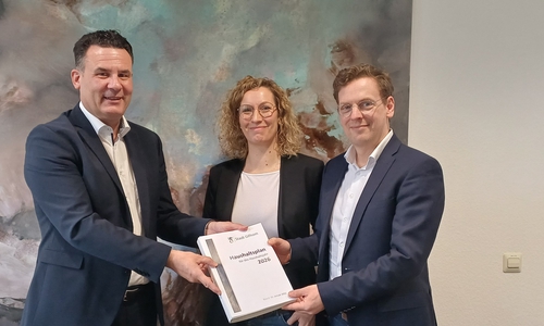  Bürgermeister Matthias Nerlich überreicht Tim Wawrosch, Leiter des Fachbereich Finanzen und seiner Stellvertreterin Sandra Thölke den genehmigten Haushaltsplan.