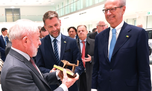 Oberbürgermeister Dennis Weilmann (Mitte) überreicht Luiz Inácio Lula da Silva den Bronzewolf. 