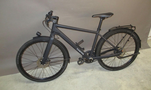 Das schwarze Trekkingrad von CANYON.