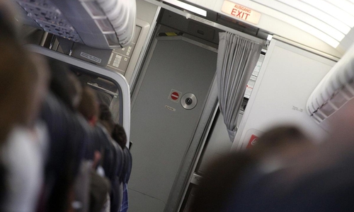 Flugzeugkabine mit Cockpit-Tür (Archiv)