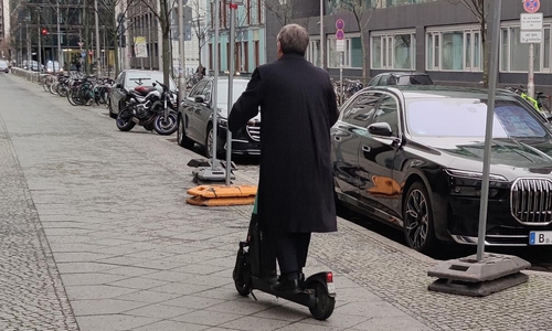 Armin Laschet auf E-Scooter (Archiv)
