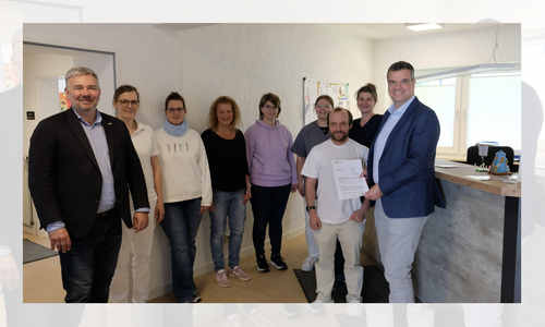 Dr. med. Lutz Dekowski (2. von rechts) erhielt in der vergangenen Woche den Förderbescheid aus den Händen von Landrat Dr. Alexander Saipa (1. von rechts). Mit dem Geld fördert der Landkreis die Anstellung von Dr. med. Wiebke Schleppi (2. von links). Begleitet wurde Dr. Saipa von seinem Ersten Kreisrat Frank Dreßler (1. von links). Mit den Vertretern der Kreisverwaltung freut sich auch das Praxisteam von Dr. Dekowski.