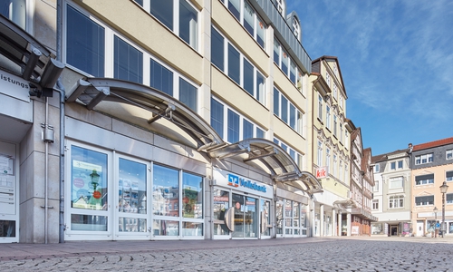Für den von der Volksbank BRAWO geplanten Neubau ihrer Peiner Hauptstelle am Marktplatz werden voraussichtlich im Mai 2026 die Bauarbeiten beginnen.
