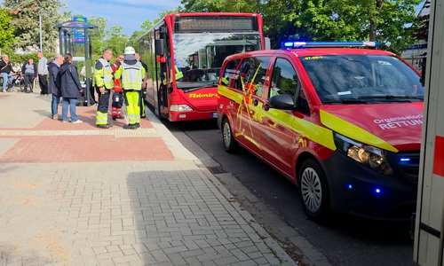 30 unverletzte Schülerinnen und Schüler treffen mit dem Ersatzbus an der Grundschule Wittingen ein.