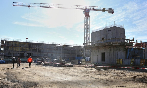 Baukran auf einer Baustelle (Archiv)
