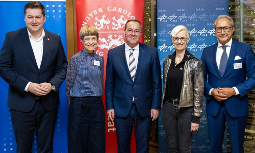 Dr. Thorsten Kornblum, Oberbürgermeister der Stadt Braunschweig; Prof. Dr. Angela Ittel, Präsidentin der TU Braunschweig; Boris Pistorius, Bundesminister der Verteidigung; Prof. Dr.-Ing. Anke Kaysser-Pyzalla, Vorstandsvorsitzende des DLR und Neset Tükenmez, Vorstandsvorsitzender der Aerodata AG (v. li.).