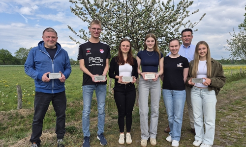 Bürgermeister Matthias Nerlich (2.v.r.) bedankte sich bei den geehrten Sportlerinnen und Sportlern für ihr Engagement und überreichte ihnen die Plaketten für ihre Patenbäume.