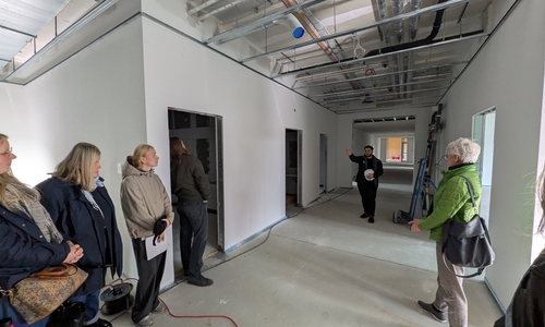 Die Landrätin Christiana Steinbrügge (rechts) zusammen mit Gästen auf Baustellenrundgang im Erweiterungsbau der OBS Sickte.