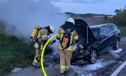 Das Auto wurde mit der Schnellangriff-Schaumpistole und einem C-Rohr abgelöscht. 