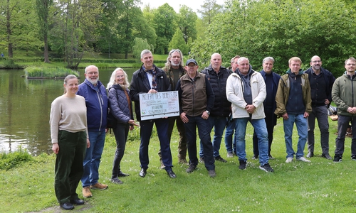 Die Bingo-Umweltstiftung hat den Angelsportverein Wolfenbüttel für die blühenden Schwimminseln ausgezeichnet.