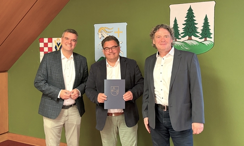 Setzen auch für die kommenden drei Jahre auf eine enge Zusammenarbeit im Rahmen der „Kommunalen Entwicklungspartnerschaft“ (KEP) (von links): Landrat Dr. Alexander Saipa, Braunlages Bürgermeister Wolfgang Langer und Dr. Oliver Fuchs vom Amt für regionale Landesentwicklung Braunschweig. 