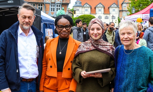 Stellvertretende Landrätin Christiane Wagner-Judith (rechts) und Bürgermeister Ivica Lukanic mit den Moderatorinnen Lucie Yapi und Sümeyra Tayyar.