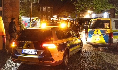 Mehrere Polizeibeamte waren vor Ort in der Thiestraße in Lebenstedt.