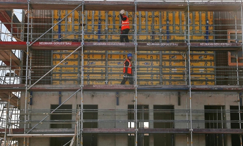 Bauarbeiter auf einer Baustelle (Archiv)