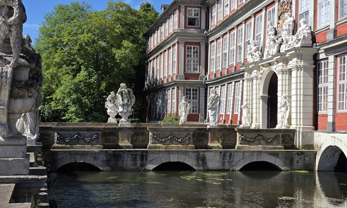 Vier Skulpturen und zwei Vasen säumen die Schlossbrücke.