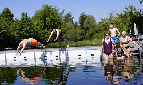 Mit dem traditionellen Sprung ins noch rund 18 Grad kalte Wasser ist am vergangenen Samstag offiziell die Badesaison 2026 im Natur- und Familienbad Fümmelsee eröffnet worden.