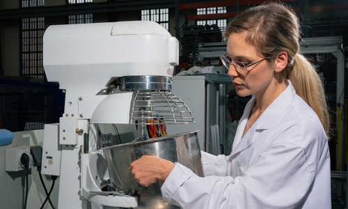 Prof. Inka Mai bei der Entwicklung einer speziellen Materialrezeptur für den 3D-Druck.