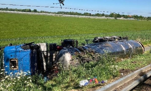 Sattelzug kommt von der Straße ab und landet auf dem Radweg (Archiv)