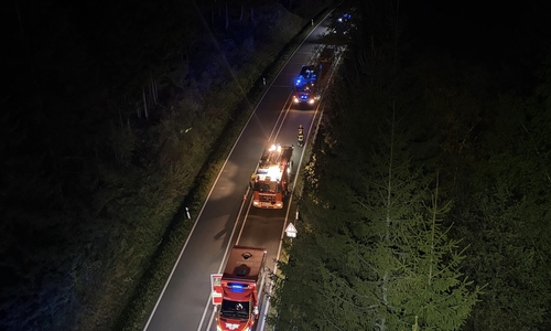 Bei einem schweren Verkehrsunfall auf der Bundesstraße 4 zwischen Braunlage und Hohegeiß sind am späten Samstagabend zwei Menschen verletzt worden. 
