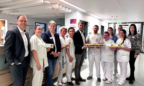 (von links) Der stellvertretende Klinikumsdirektor Jörg Reinhardt, Pflegedirektorin Christiane Bitter, Wolfsburgs Oberbürgermeister Dennis Weilmann, und Lynn Erle aus dem Team Pflegedirektion verteilten anlässlich des Internationalen Tages der Pflegenden süßes Gebäck an die Mitarbeitenden auf den Stationen und in den Funktionsbereichen des Klinikums. Das Foto zeigt sie gemeinsam mit dem Team der Station G6a.