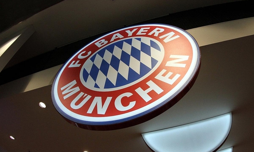 Logo des FC Bayern München in einem Fanshop (Archiv)