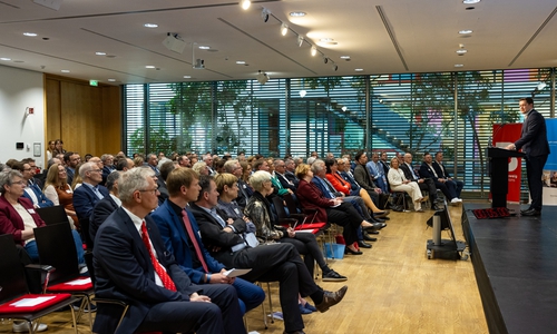 Dr. Thorsten Kornblum, Oberbürgermeister der Stadt Braunschweig spricht vor Gästen des Parlamentarischen Abends.