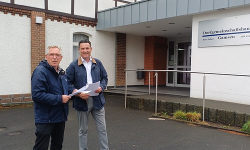 Ortsbürgermeister Dirk Reuß und Bürgermeister Matthias Nerlich bei einer Besprechung vor dem Eingang des Dorfgemeinschaftshauses und dem Fachwerk-Gemeindehaus, das Teil des Projektes ist.