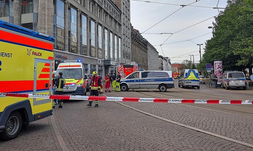 Auto fährt in Leipzig in Menschenmenge am 04.05.2026