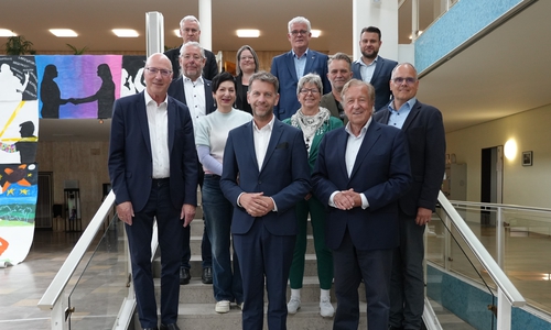Oberbürgermeister Dennis Weilmann (v.l.), Prof. Rolf Schnellecke (v.r.), Dr. Hans-Joachim Throl (zweite Reihe links) sowie weitere Vertreter aus Politik und Stadtverwaltung stellen ihre Stiftungs-Idee vor.