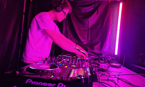Live am Mischpult legt der Techno Bunker Peine Musik auf.