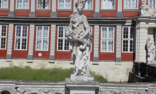 Die erste Figur steht für 