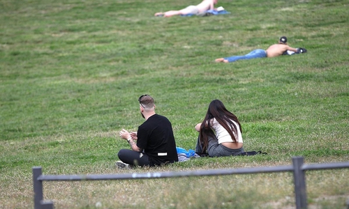 Junge Leute in einem Park (Archiv)