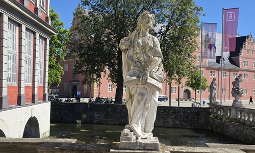 Tritt man aus dem Schloss, steht links auf der Brücken-Balustrade 