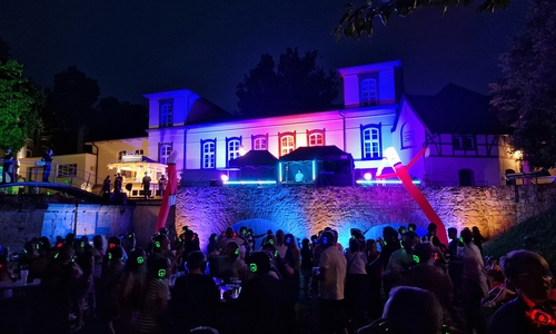 Die Illumination des Peiner Burgparks schafft stimmungsvolle Atmosphäre für die Silent Music Party. 