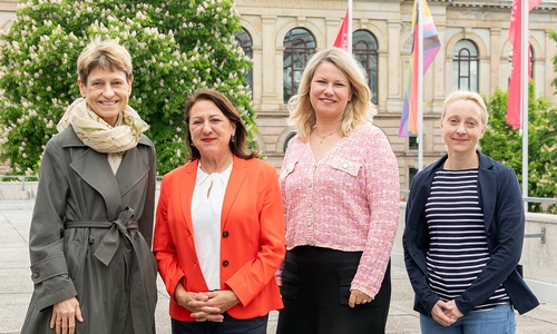 TU-Präsidentin Prof. Angela Ittel, Heike Eckhoff, Geschäftsführerin der Oskar Kämmer Schule, Andrea Roß-Fricke, Leiterin Kommunikation und Marketing der OKS und Professorin Katharina Kellermann vom Institut für Germanistik (v.l.). 