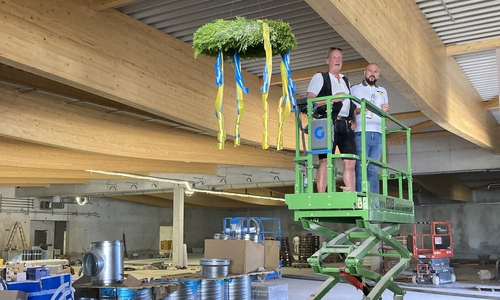 Zimmermann Michael Engel und Sven Zeidler beim Richtspruch.