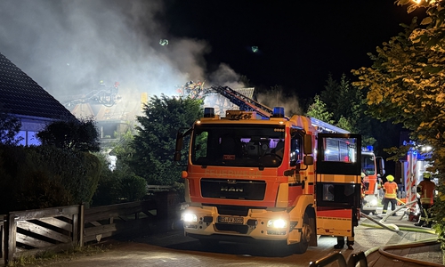 Unter anderem mit zwei Drehleitern wurde das Feuer bekämpft.