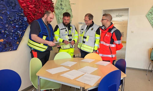 Dokumentation der betreuten Kinder durch den Rettungsdienst in der Mensa der Grundschule Wittingen.