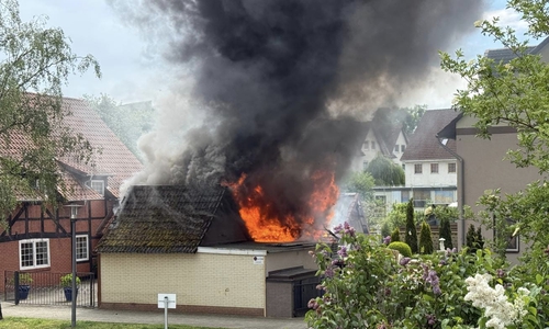 Hohe Flammen schlugen aus dem Gebäude