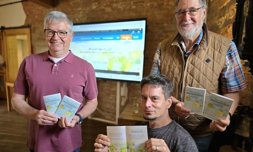 Helmut Friese (li.) und Helmut Wensing (re.) freuen sich mit Sebastian Petersen über das gelungene Büchlein „Fritzi wird ein Wasserfrosch“ und die Plattform www.wasserfrosch.club.