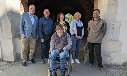 Einige Mitglieder der Arbeitsgruppe Handlungsplan Inklusion trafen sich zur ersten Sitzung nach der Zustimmung des Kreistags zum Handlungsplan Inklusion. Von links: Rolf Amelsberg, Kreisrat und Leiter der Arbeitsgruppe Handlungsplan Inklusion, Kreistagsabgeordneter Dieter Michel-Weinreich, Trixi Poggenburg, Koordinatorin für den Handlungsplan Inklusion, Christina Lange von der Lebenshilfe Gifhorn, Steffen Schult vom Verein Stellwerk e. V. – Verein zur Förderung seelischer Gesundheit, und vorn Hajo Hoffmann, Vorsitzender des Behindertenbeirats. 