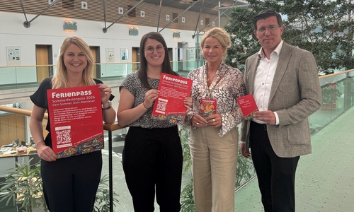 Fachdienstleiterin Mara-Lena Macke, Stadtjugendpflegerin Franziska Fuchs, Oberbürgermeisterin Urte Schwerdtner und Sparkassen-Regionaldirketor Jens Müller stellen den diesjährigen Sommer-Ferienpass vor.