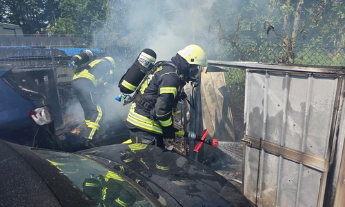 Im Bereich dieses Blechverschlags war das Feuer ausgebrochen.