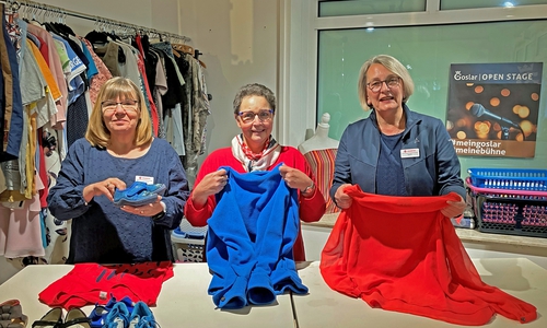 Das Team der Johanniter-Lieblingsecke Kirsten Metz, Christine Voß und Karin Petermann-Dertinger (v.li.) mit Bekleidung, die in den Verkauf gehen kann. 